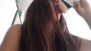 Comiendo la Leche de mi Hermanastro que Dejó en su Juguete