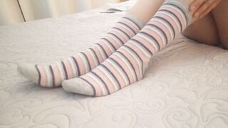 chica escolar se cambia calcetas