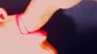 Primer plano la mejor chupada en los labios mas sexys