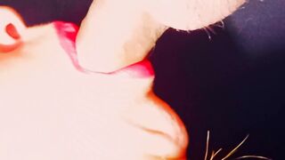 Primer plano la mejor chupada en los labios mas sexys