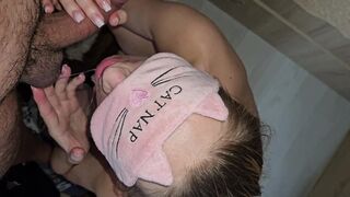 Succhio il suo grosso cazzo e bacio il mio ragazzo con la bocca piena di sperma!