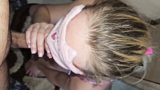 Succhio il suo grosso cazzo e bacio il mio ragazzo con la bocca piena di sperma!