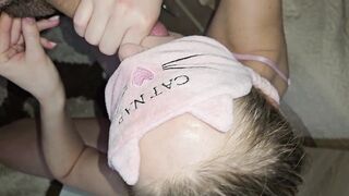 Succhio il suo grosso cazzo e bacio il mio ragazzo con la bocca piena di sperma!