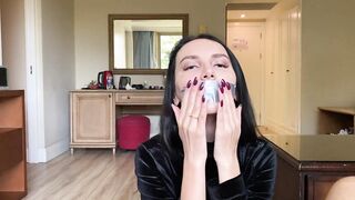 заклеила рот скотчем и подрочила а он кончил на её милое личико