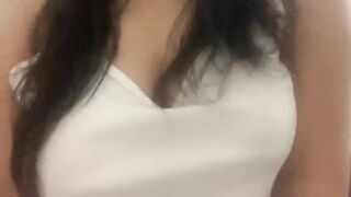 Mexicana juega con sus enormes tetas