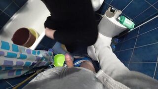 Реальная измена жены с молодым парнем в туалете