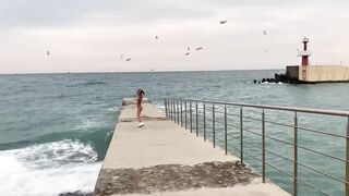 ГОЛАЯ ДЕВУШКА ГУЛЯЕТ ПО ПЛЯЖУ В СОЧИ