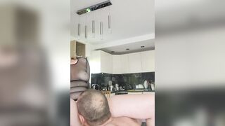 Robiłam śniadanie w hawt bieliźnie a on dorwał mnie i zerrżął na stole