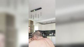 Robiłam śniadanie w hawt bieliźnie a on dorwał mnie i zerrżął na stole