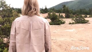 Mamma urinates on the beach, blowing a jet during the time that standing on all fours