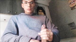 I Jerk Off in my Stepsister's room, during the time that this babe bathes!