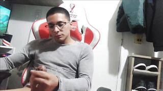 Gamer dude jerks off in front of his Stream camera!