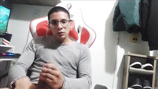 Gamer dude jerks off in front of his Stream camera!