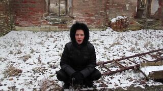 Viktoria Jizz - Urbex Pissing Tour - Piddle in my Throat!