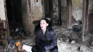 Viktoria Jizz - Urbex Pissing Tour - Piddle in my Throat!