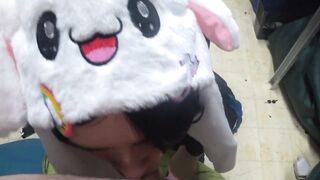 Lille passiv femboy gav far et sødt oral