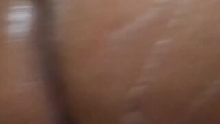 je suis toujours sous la douche et je me touche ????