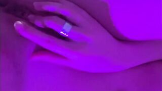 КРАСИВАЯ ШКОЛЬНИЦА КОНЧАЕТ ОТ ПАЛЬЧИКОВ, БОЖЕ КАК ОНА ХОРОША