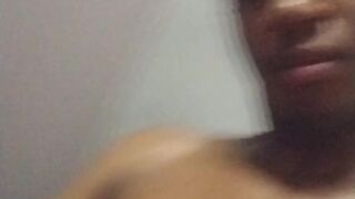 Me Encuentra en el baño público Hermosa Chica Dominicana