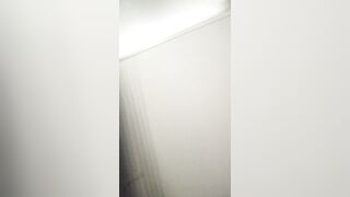 Me Encuentra en el baño público Hermosa Chica Dominicana