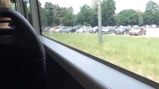 Süßes Teenymädchen fängt im BUS an meinen Schwanz zu lutschen