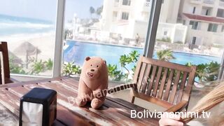 Mostrando mi conchita en el restaurante en Cancun... quien queria estar en la mesa de al lado?????????