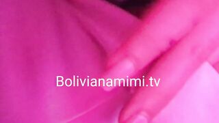 Numa viagem de 10 horas nao aguentei mais o tesao e me masturbei no banheiro do aviao ate gozar