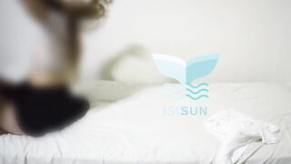 gorgeous blond bangs the pizza dude coz this chab doesn't have cash