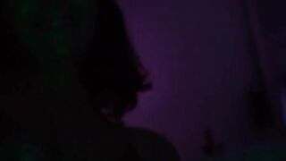 mommy in underware a rete cavalca un sex toy e schizza come un vulcano