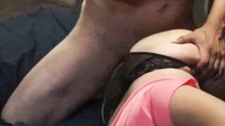 Vecina viene a montar verga y termina con sex-toy en el culo double penetration.
