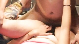 Vecina viene a montar verga y termina con sex-toy en el culo double penetration.