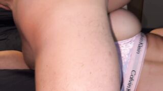 Mi flaca empinada, disfrutando la bverga.