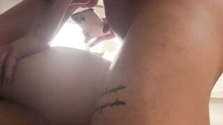 Cogiendo con la roomie, me pide grabarle movie scene a su ex y termina con la verga en el cu