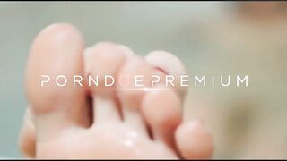 A GIRL KNOWS - Fingering and pussy licking with lesbians