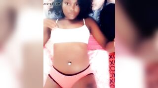JAMAICAN GYAL RUBBING HER PUSSY