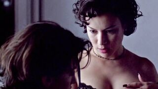 Celebrities Jennifer Tilly&Gina Gershon go Lesbian in Bound 