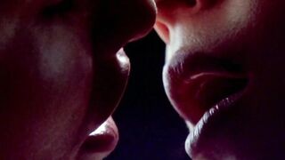 Celebrities Jennifer Tilly&Gina Gershon go Lesbian in Bound 