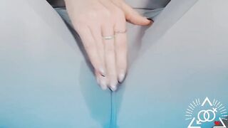 Hawt blond squirts throughout gym leggings while rubbing her clitoris