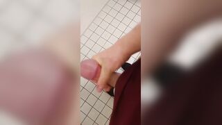 Auf der Arbeit heimlich und schnell masturbiert