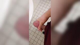 Auf der Arbeit heimlich und schnell masturbiert