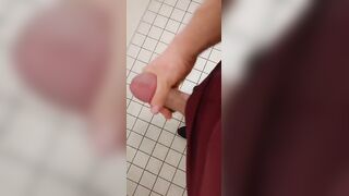 Auf der Arbeit heimlich und schnell masturbiert