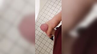 Auf der Arbeit heimlich und schnell masturbiert