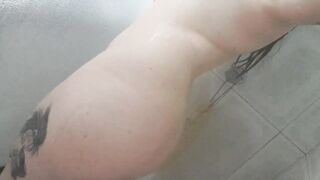 I masturbate in the shower and I love feeling soaked