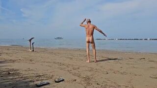 Scopata da un cazzo enorme in una spiaggia nudista Italiana. Parte two.