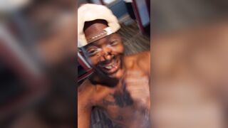 Kay.. why Kjamesz always giggling ?¿??