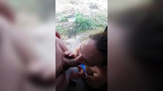 Schlampe bläst an der Bushalte Station