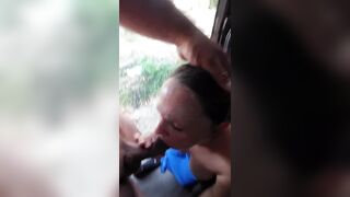 Schlampe bläst an der Bushalte Station