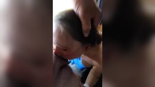 Schlampe bläst an der Bushalte Station