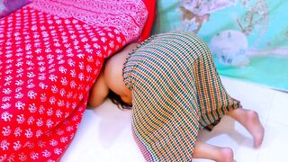 Marvelous Half Undressed Hawt Stepmom Stuck Beneath Daybed & Show Her Large Booty To make Me Hawt for get anal bang