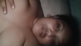 Tocando coño peludo y chupando mis tetas calientes